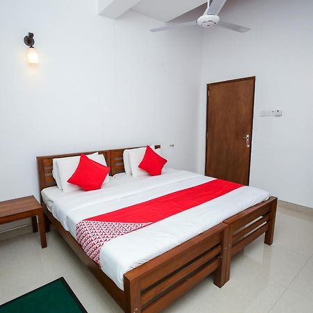 Oyo 438 Sarala Residence Hotel 캔디 외부 사진