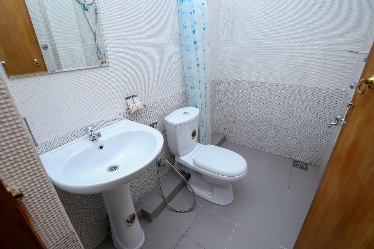 Oyo 438 Sarala Residence Hotel 캔디 외부 사진